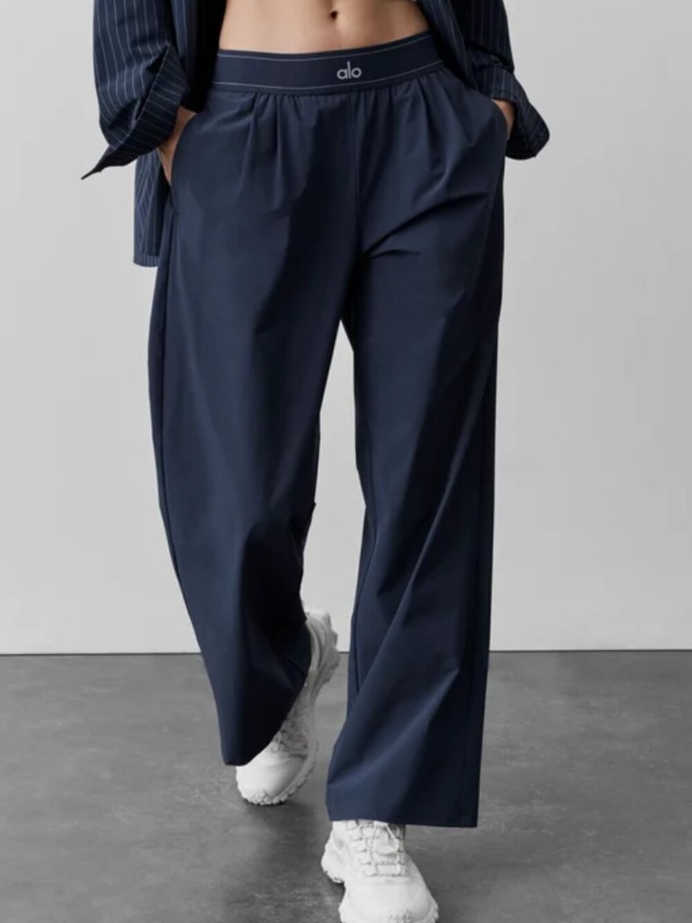 🥨ALO Yoga Suit Up Trouser Navy Blue (Regular)💙Versatile wide-leg pants - Picture 7 of 8